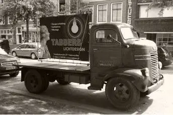 Oude vrachtwagen met een bord van Tabbers Lichtdesign